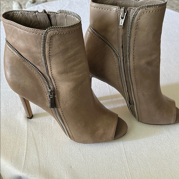 EUC Vince Camuto Tan Peep-Toe Ankle Booties - Picture 3 of 7